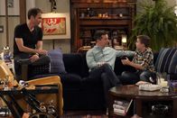 Will & Grace – Als Skip (Jet Jurgensmeyer, r.) unangemeldet bei Will (Eric McCormack, l.) und Jack (Sean Hayes, M.) auftaucht, machen die beiden eine erstaunliche Entdeckung ...