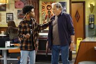 Superior Donuts – Franco (Jermaine Fowler, l.); Arthur (Judd Hirsch, r.)