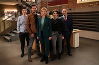 SOKO Stuttgart – In den neuen Folgen der SOKO Stuttgart löst das Team um Martina Seiffert (Astrid M. Fünderich, M.) wieder spannende Fälle. Dabei erhalten Rico Sander (Benjamin Strecker, l.), Jo Stoll (Peter Ketnath, 2.v.l.) und Michael Kaiser (Karl Kranzkowski, r.) Unterstützung von einer neuen Kollegin: Nele Becker (Nina Siewert, 2.v.r.).