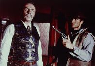 Für eine Handvoll Dollar – Joe (Clint Eastwood, r.) verschafft sich mit seiner Pistole den nötigen Respekt.