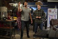 Outmatched - Allein unter Genies – Irwin (Finesse Mitchell, l.); Mike (Jason Biggs, r.)