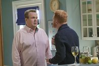 Modern Family – L-R: Cameron Tucker (Eric Stonestreet) und Mitchell Pritchett (Jesse Tyler Ferguson)