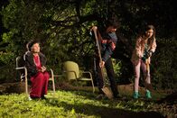 The Middle – Als Tante Edie (Jeanette Miller, l.) Axl (Charlie McDermott, M.) und Sue (Eden Sher, r.) anvertraut, dass sie irgendwo eine Zeitkapsel vergraben hat, machen die beiden sich gleich auf die Suche danach ...