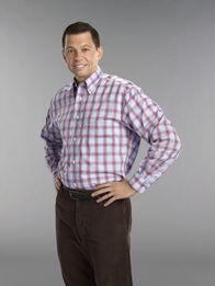 Two and a Half Men – (9. Staffel) - Tollpatschig, schüchtern, hat gerne alles unter Kontrolle, und sein Erfolg bei Frauen lässt auch sehr zu wünschen übrig: Alan Harper (Jon Cryer) ...