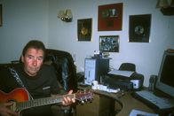 Is It Real? – "Croppie" und ehemaliger Frontmann der Troggs übt seine Gitarre vor seinen Paltinum-Platten.