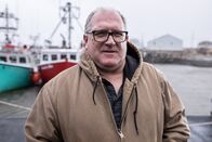 Im Angesicht des Sturms – Derek Thomas ist Hummerfischer und Kapitän der "Never Ashore". Er operiert von Yarmouth, NS, aus und fährt durchschnittlich 18 Stunden lang rund 30 Meilen vor der Küste. (National Geographic/Nick Head)