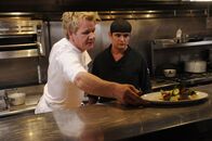 In Teufels Küche mit Gordon Ramsay – Gordon Ramsay (l.) zeigt, wie ein appetitlicher Teller auszusehen hat ...