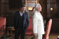 The Mentalist – Patrick Jane (Simon Baker, l.) versucht herauszufinden, ob Bret Stiles (Malcolm McDowell, r.) der wahre Red John ist ...