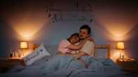 Almania – Lisa-Britt (Sina Tkotsch) bestärkt Frank (Phil Laude) darin, sich das zu wünschen, was sie sich wünscht.