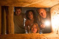 The Pyramid - Grab des Grauens – Obwohl Hieroglyphen im Inneren der Pyramide vor einer großen Gefahr warnen, bahnen sich die Entdecker (v.l.n.r.) Fitzie (James Buckley), Sunni (Christ Nicola), Nora (Ashley Hinshaw) und Holden (Denis O'Hare) ihren Weg durch das Labyrinth. Plötzlich nehmen sie Geräusche wahr, die darauf hindeuten, dass sie nicht alleine sind ...