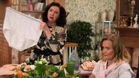 The Goldbergs – Essie Karp (Stephanie Courtney, l.); Virginia Kremp (Jennifer Irwin, r.)
