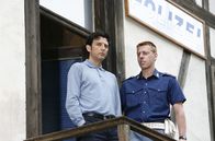 Die Bergpolizei – Kommissar Vincenzo (Enrico Ianniello, links) und Huber (Gianmarco Pozzoli, re.) haben den Hotelbesitzer Bini vorgeladen. Zwischen ihm und dem erschlagenen Senner hatte es seit längerem Streit gegeben. Weiteres Bildmaterial finden Sie unter www.br-foto.de.