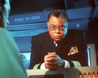 Jagd auf Roter Oktober – Admiral James Greer (James Earl Jones) ist Sonarexperte und hat das russische Atom-U-Boot auf dem Radar entdeckt, obwohl es einen geräuschlosen Antrieb hat.