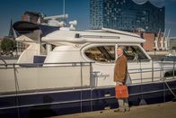 Notruf Hafenkante – Wilfried Stegner (Jochen Busse) hat sich unbemerkt die Schlüssel von Töppers Yacht genommen und will sich jetzt darauf umsehen.