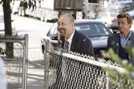 The Mentalist – Agent Bosco (Terry Kinney, l.), der von Minelli ebenfalls auf den Fall angesetzt wurde, weigert sich, Patricks (Simon Baker, r.) Theorie anzuerkennen. Werden sie gemeinsam den Mörder fassen können?
