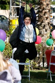 Modern Family – Manny (Rico Rodriguez) zeigt auf Lukes Geburtstagsfeier eine unfreiwillig komische Showeinlage...