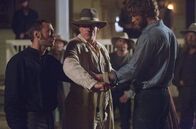 Das Duell – Abraham Brant (Woody Harrelson) bindet seinen Sohn Isaac (Emory Cohen, li.) und Texas Ranger David Kingston (Liam Hemsworth, re.) zu einem tödlichen Duell zusammen.