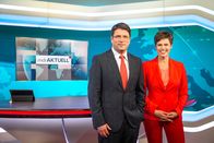 MDR aktuell – Moderatoren Jens Hänisch und Mo Krüger im neu gestalteten HD-Studio in der Fernsehzentrale Leipzig.