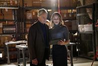 Navy CIS – Leroy Jethro Gibbs (Mark Harmon, l.); Jack Sloane (Maria Bello, r.)