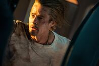 Bullet Train – Ladybug (Brad Pitt) muss sich eines Fahrgastes erwehren, der keine Beine hat, aber sehr wendig ist.