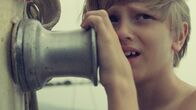 Mord im Hippie-Paradies – Hilflos muss der 13-jährige Vince mitansehen, wie ein Streit eskaliert. Die Erlebnisse traumatisieren den Jungen.