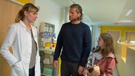 Die Bergretter – Mia (Mia-Sophie Ballauf, r.) möchte bei ihrer Mutter im Krankenhaus übernachten. Markus (Sebastian Ströbel, M.) und Frau Dr. Auerbach (Gundula Niemeyer, l.) können ihr diesen Wunsch nicht abschlagen.