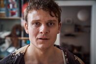 Olivia – Oliver Knöbel (Johannes Hegemann) macht sich Sorgen, dass er sich mit HIV angesteckt haben könnte.
