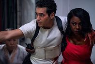 Montagskino im ZDF: G20 – US-Präsidentin Danielle Sutton (Viola Davis) hilft dem angeschossenen Agenten Ruiz (Ramón Rodríguez).