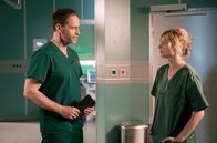 In aller Freundschaft – Dr. Ina Schulte (Isabell Gerschke) fühlt sich bei einer Patientin an ihr eigenes Schicksal erinnert. Sie spricht mit ihrem Ex-Mann Dr. Kai Hoffmann (Julian Weigend) darüber. Doch Kai reagiert nicht anders als früher ... Verdrängung und Flucht.