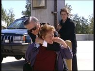 Diagnose: Mord – Dane Travis (Robert Culp, l.) glaubt, dass Steve (Barry Van Dyke, M.) der unbekannte Attentäter ist. Doch Jesse (Charlie Schlatter, r.) weiß, dass dies nicht stimmt.