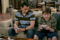 Two and a Half Men – Alan Harper (Jon Cryer, l.): Jake Harper (Angus T. Jones, r.)