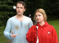 Klassenfahrt - geknutscht wird immer – Immer wieder geraten Erik (Marlon Kittel, l.) und Nessie (Josefine Preuß, r.) gewaltig aneinander. Da erfährt die junge Frau von Eriks ultimativem Geheimnis ...