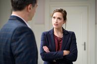 Sturm der Liebe – Eva (Uta Kargel, r.) konfrontiert Robert (Lorenzo Patané, l.) mit der Wahrheit.