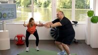 Die Ernährungs-Docs – Airbike und Kniebeugen im Wechsel: Mit dem Intervalltraining von Physiotherapeutin Svea Köhlmoos soll Dominique P. seine Ausdauer trainieren und Muskeln aufbauen.