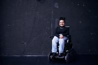 einfach Mensch – Für Kübra Sekin, die die Glasknochenkrankheit hat, verkörpert der Rollstuhl Freiheit und Selbstbestimmung.