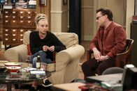 The Big Bang Theory – Sind fassungslos, als sie von Rajs finanzieller Abhängigkeit erfahren: Das Nerd-Pärchen Penny (Kaley Cuoco, l.) und Leonard (Johnny Galecki, r.) ...