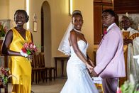 Death in Paradise – Naomi Thomas (Shantol Jackson, l.) ist auf der Hochzeit von Monique Hays (Gina Ré, M.) and Ty Edgars (Gamba Cole, r.) zu Gast, doch die Feier nimmt eine unerwartete und dramatische Wendung.
