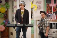 Meine Schwester Charlie – PJ (Jason Dolley, li.) und Gabe (Bradley Steven Perry) gehen lieber ihrem Hobby nach, als sich um Schwester Charlie zu kümmern...