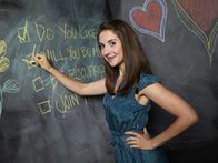 Community – (2. Staffel) - Mitglied der schrägen Lerngruppe: Annie Edison (Alison Brie) ist eine junge Perfektionistin, die nach ihrer Pillensucht in der High School ihren Erfolgsweg fortsetzen will ...