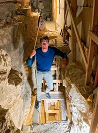 Der Fall Tutanchamun – Historiker Dan Snow erkundet das Innere der Stufenpyramide des altägyptischen Königs Djoser in Sakkara (Ägypten).