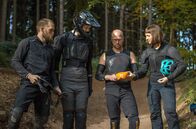 X:enius – v.l.) verschiedene Helme und Protektoren kennen.