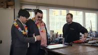 All In – Uwe (Heiko Pinkowski, Mitte) hat eine Idee: ein Schlosser (Jochen Reisinger) soll Jamu (Daniel Popat, li.) von den Handschellen befreien.