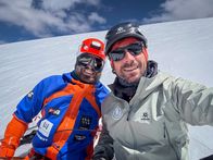 Bergwelten – v.li.: Gipfelbild von Lukas Wörle und Ales Cesen während ServusTVs "Bergwelten - Erstbesteigung des Cherireen Sar" im Shimshal Valley, Pakistan am 19.07.2025