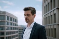 Neumatt – Neumatt Staffel 2 2022 Produktion: Zodiac Pictures Ltd Regie: Andrea Štaka & Christian Johannes Koch Buch: Marianne Wendt, Christian Schiller, Luisa Ricar, Ruth Rehmet, Rahel Grunder Folge 8 Hauptmotiv 4 Muss schwierige Entscheidungen treffen: Julian Koechlin als Michi Wyss