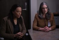 Criminal Minds – Dr. Tara Lewis (Aisha Tyler, l.); Emily Prentiss (Paget Brewster, r.)