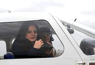 Rote Rosen – ARD ROTE ROSEN FOLGE 1262 Uhr im ERSTEN. Merle (Anja Franke, r.) und Susann (Elisabeth Lanz, l.) entdecken vom Flugzeug aus Romans Auto.