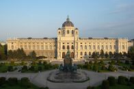 Magie der Museen – Eine wechselvolle Geschichte verbirgt sich hinter der Fassade des 1891 eröffneten Kunsthistorischen Museums Wien. Aber auch einzigartige Schätze europäischer Kunstgeschichte wie die weltberühmten Meisterwerke von Rubens, Bruegel, Caravaggio und Dürer.