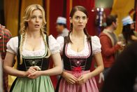 Community – Ein Schlachtplan muss her, um den Lernraum, der von den arroganten Deutschen besetzt wird, wieder zurückzugewinnen. Annie (Alison Brie, r.) und Britta (Gillian Jacobs, l.) haben die rettende Idee ...
