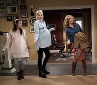 Last Man Standing – v.l.n.r.) Jen (Krista Marie Yu); Mandy Baxter (Molly McCook); Vanessa Baxter (Nancy Travis)