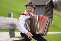 Hoagascht – Bergbauernbua und Musikant Alois Pfeffer spielt auf seiner Ziehharmonika